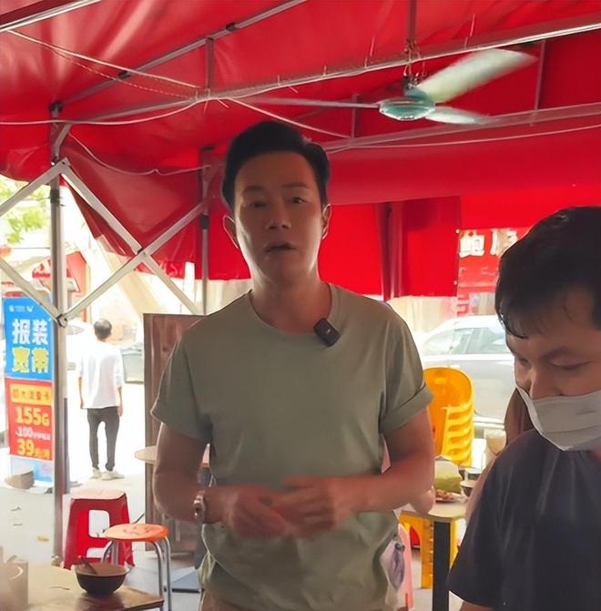表吃路边摊30块吃4个菜直呼赚翻！PG麻将胡了香港影帝长居内地戴大金(图4)