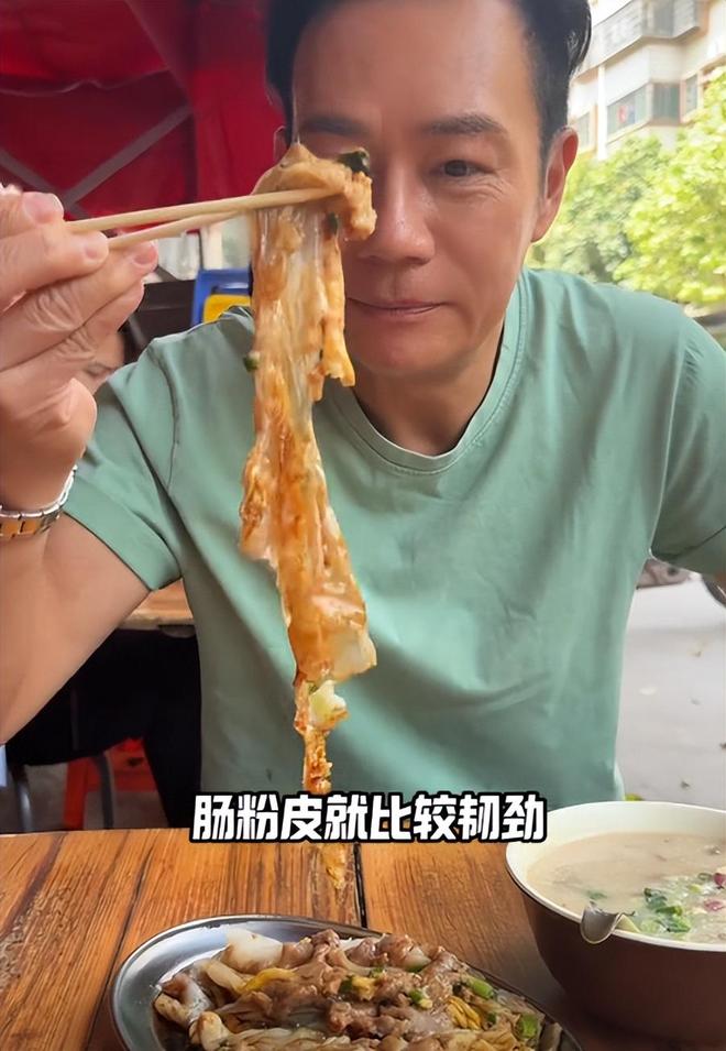 表吃路边摊30块吃4个菜直呼赚翻！PG麻将胡了香港影帝长居内地戴大金(图2)