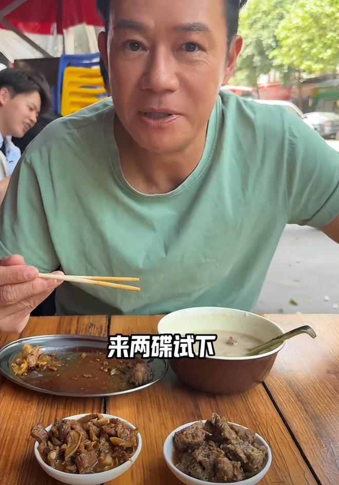 表吃路边摊30块吃4个菜直呼赚翻！PG麻将胡了香港影帝长居内地戴大金(图7)